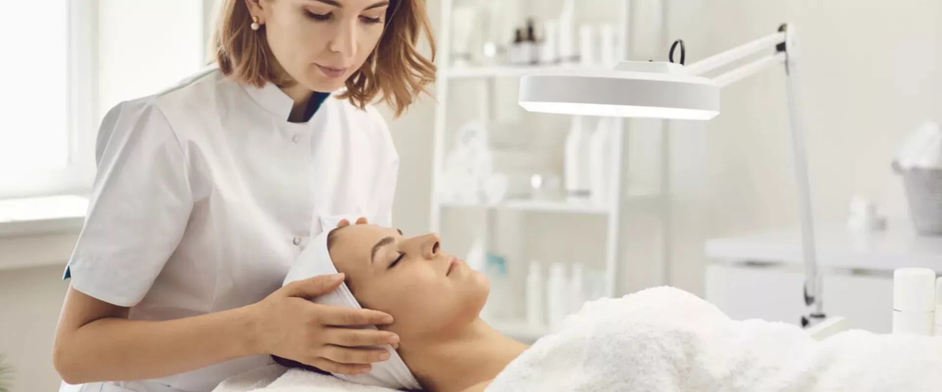 Schoonheidsspecialistes, de “huis-dermatologen”: waarom permanente vorming onmisbaar is