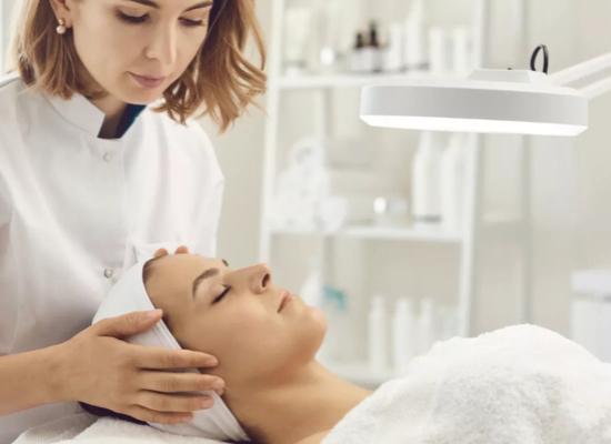 Schoonheidsspecialistes, de “huis-dermatologen”: waarom permanente vorming onmisbaar is